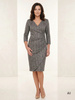 Szara sukienka kopertowa do kolan z rękawem 3/4 – efektowne drapowanie optycznie zwęża talię 22987