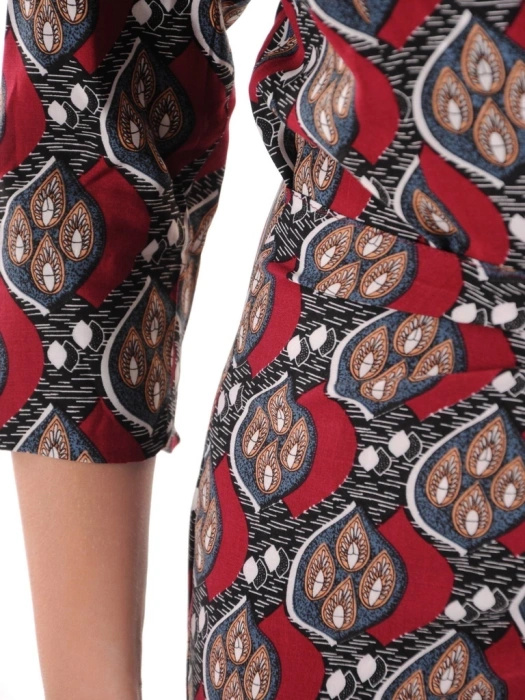 Elegancka bordowa sukienka do pracy o prostym kroju – fason midi z paskiem wysmuklającym sylwetkę 38661