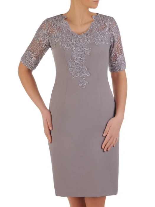 Elegancka szara sukienka prosta z dekoltem serek – pionowe zaszewki wyszczuplające sylwetkę 25188