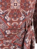 Prosta sukienka midi w wzory beżowo-brązowe – elegancki model z kołnierzykiem i paskiem 40390