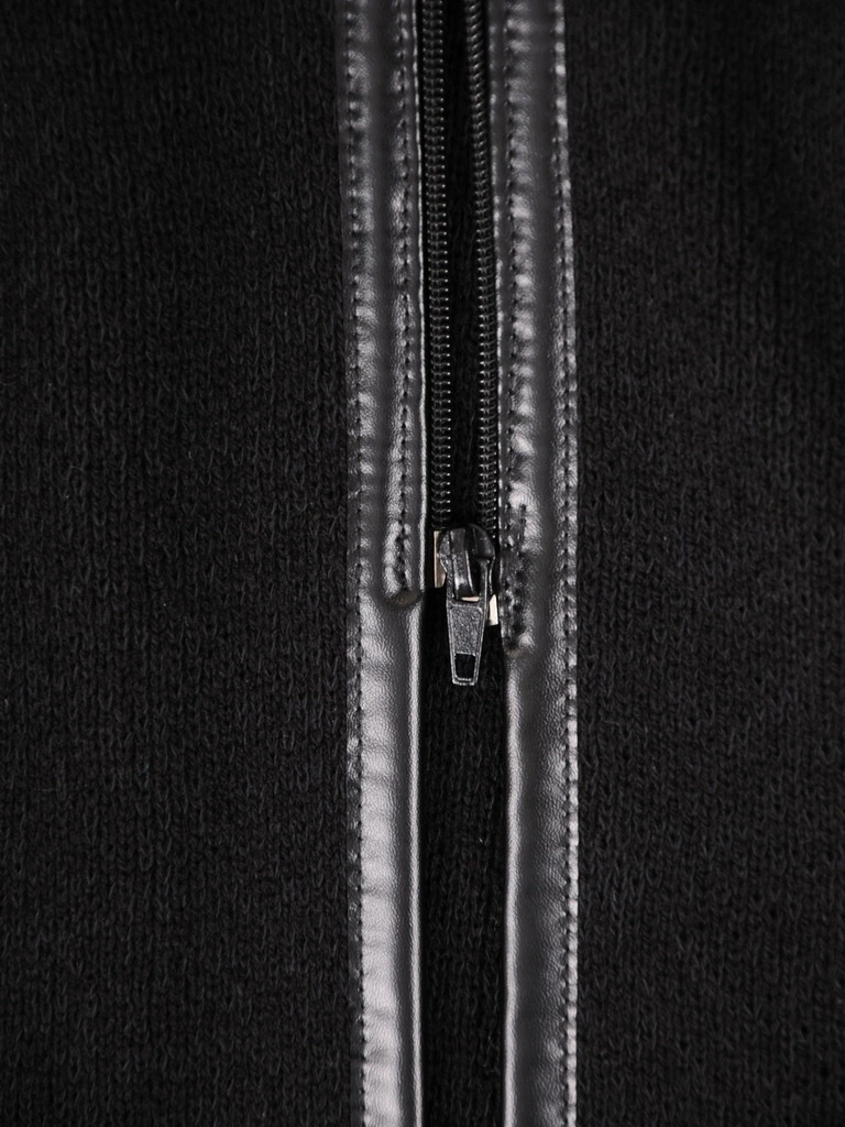 Elegancki sweter damski rozpinany czarny – modne wstawki z ekoskóry i prosty krój 38959