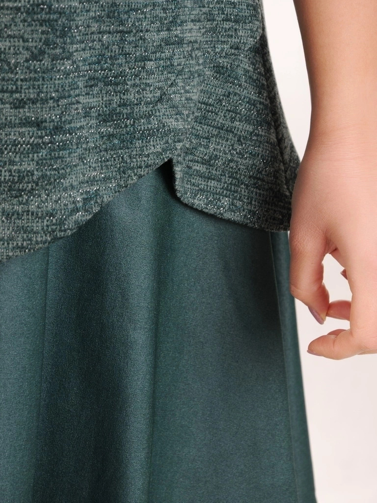 Sukienka trapezowa w kolorze butelkowej zieleni – maskujący biodra fason na jesień 31376