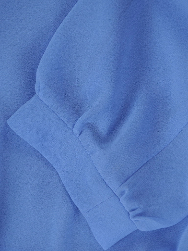 Niebieska sukienka maxi rozkloszowana – elegancka kreacja wieczorowa z ozdobnym rozcięciem z przodu i broszką 38081