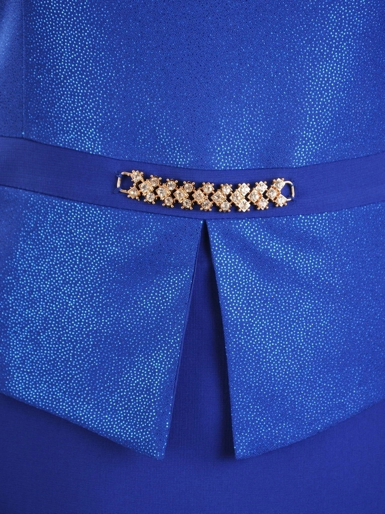 Elegancka sukienka wizytowa midi w chabrowym odcieniu – prosty krój z baskinką i ozdobną aplikacją 33998