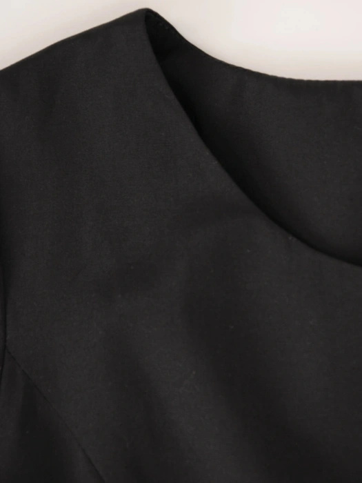Elegancka czarna sukienka rozkloszowana midi – modelujący sylwetkę krój z rękawem 3/4 38494