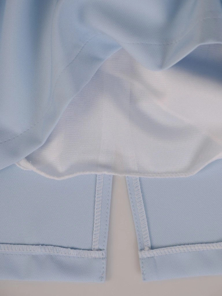 Błękitna sukienka wizytowa midi – prosty krój z lekką narzutką maskującą biodra 20902