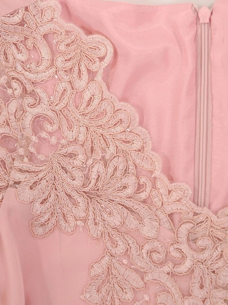 Pastelowa sukienka trapezowa na wesele i przyjęcia – morelowy model z ozdobnym dekoltem w serek 25182