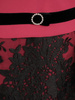 Amarantowa sukienka z ozdobną koronkową wstawką na spódnicy 32148