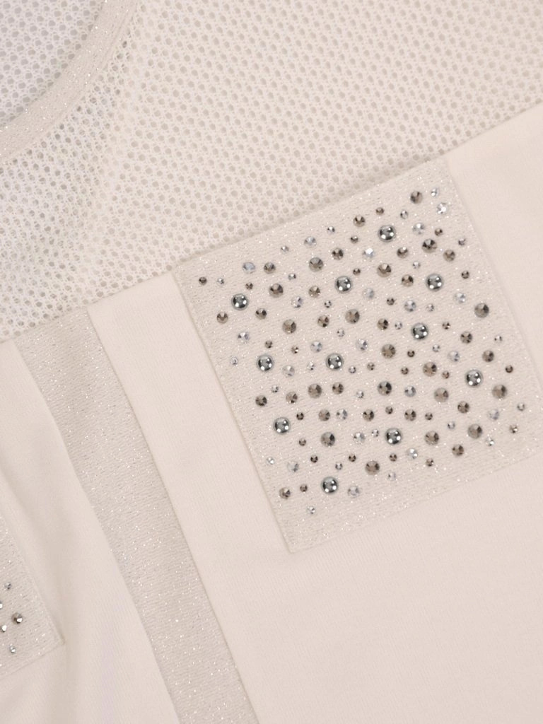 Elegancka biała bluzka o prostym kroju z rękawem 3/4 – efektowne zdobienie dżetami i swoboda noszenia 27857