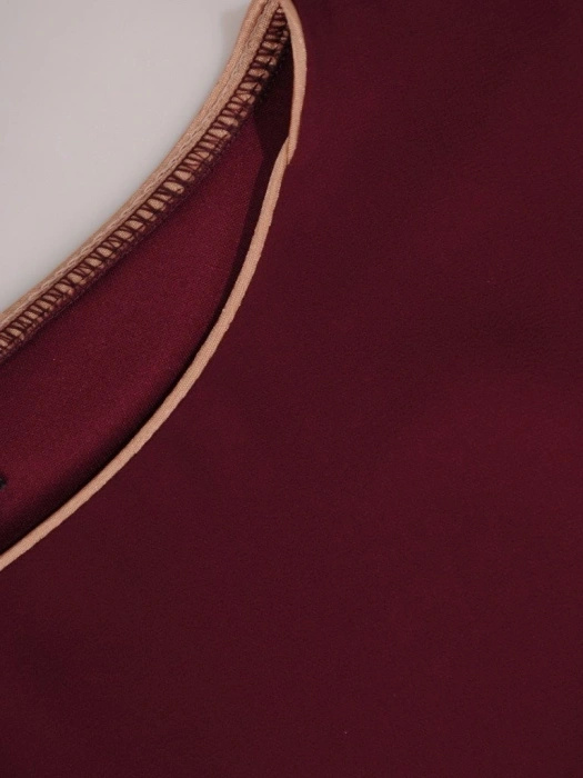Elegancka bordowa sukienka wyjściowa midi – prosty fason wysmuklający sylwetkę 18356