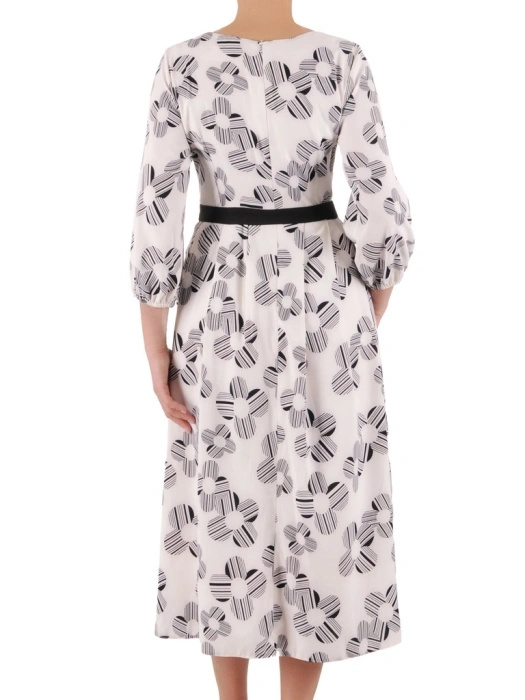 Elegancka sukienka maxi rozkloszowana w kwiaty – wysmuklający krój z paskiem 39731