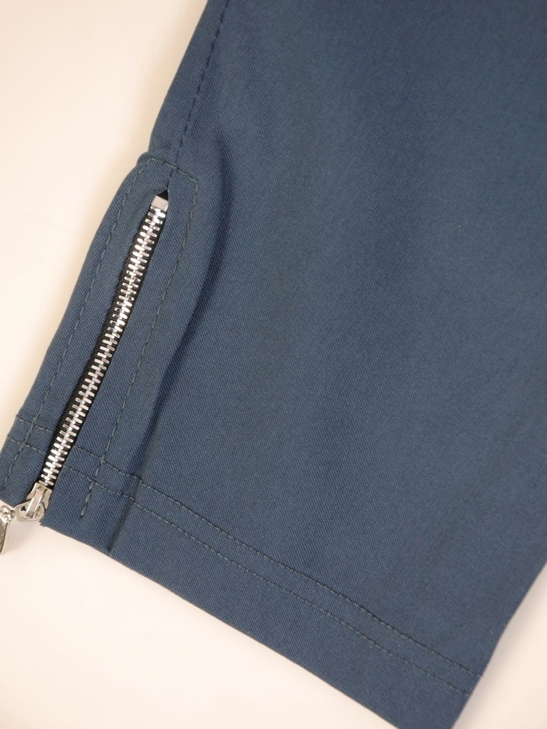 Eleganckie niebieskie spodnie damskie na gumce – dopasowany fason ze stylowymi suwakami 34875