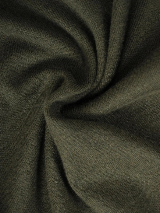 Elegancki sweter damski z golfem w kolorze ciemnej zieleni – prosty fason z praktycznymi kieszeniami 39098