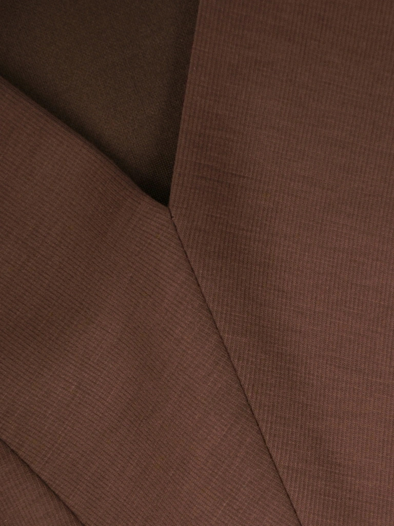 Elegancka brązowa sukienka midi o trapezowym kroju – lekko wysmuklająca z paskiem i rozcięciami 39477