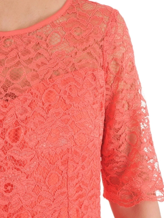 Elegancka suknia wieczorowa rozkloszowana maxi koralowa – kobiecy krój z koronkową górą i plisami 37706