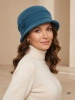 Elegancki morski kapelusz damski cloche z ozdobnym kwiatem i cyrkoniami – ocieplany model na zimę 40930