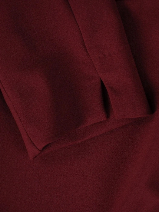 Jesienna sukienka rozkloszowana z kołnierzykiem bordo – kobiecy fason podkreślający talię 38831