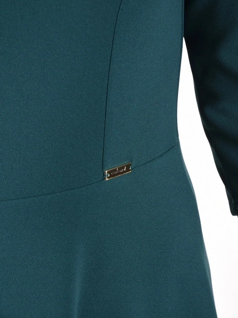 Elegancka sukienka rozkloszowana w kolorze butelkowej zieleni – kobiecy fason tuszujący biodra 40780
