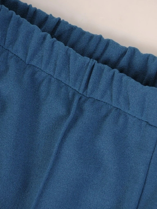 Eleganckie spodnie damskie na gumce w kolorze morskim – prosta nogawka i optyczne wydłużenie sylwetki 27334