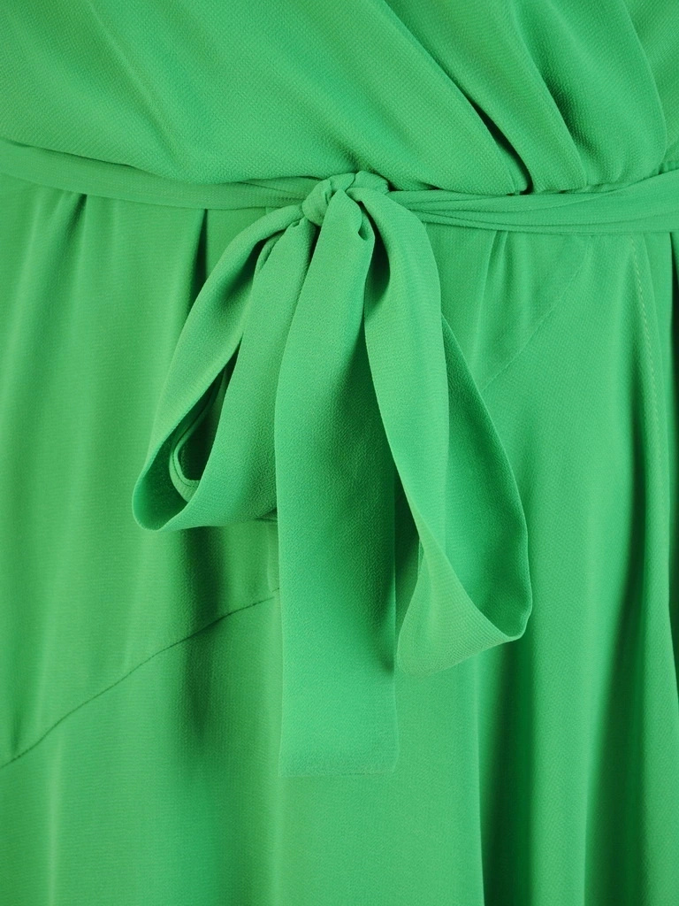 Elegancka zielona kreacja midi z dekoltem serek – rozkloszowany fason z wiązaniem akcentującym talię 33129