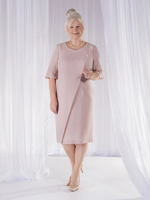 Elegancka sukienka w kolorze pudrowego różu – prosty fason z pionowymi zaszewkami wyszczuplającymi 29032