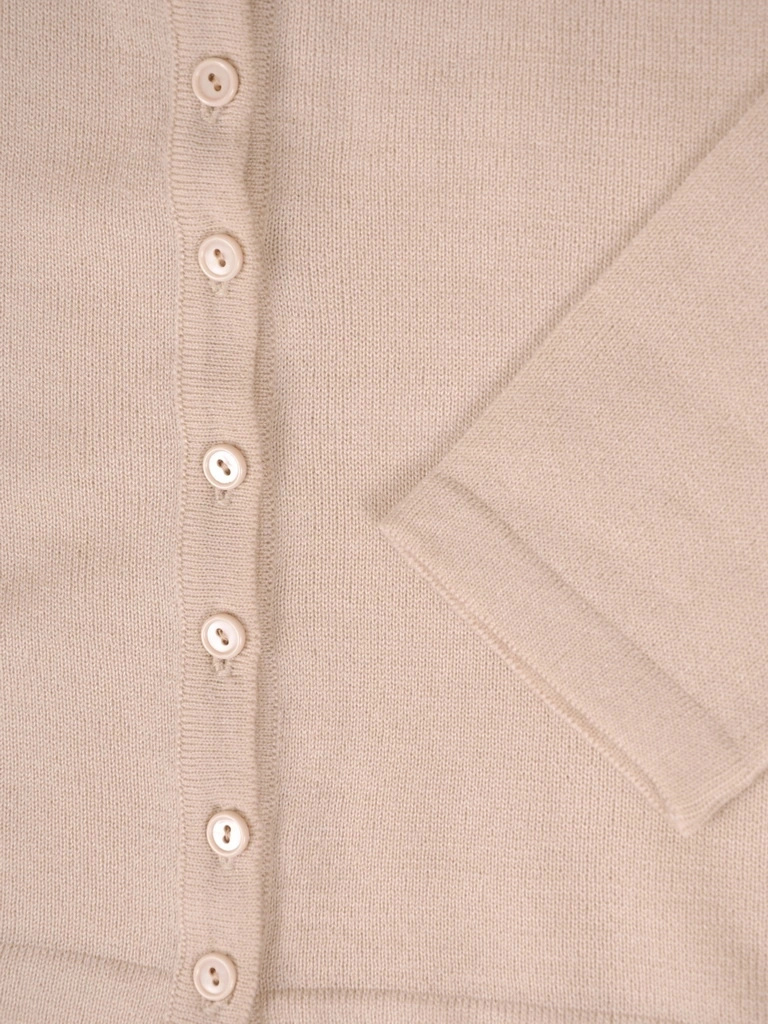Elegancki sweter damski rozpinany w odcieniu beżowym – prosty fason z miękkiej dzianiny na chłodne dni 39246