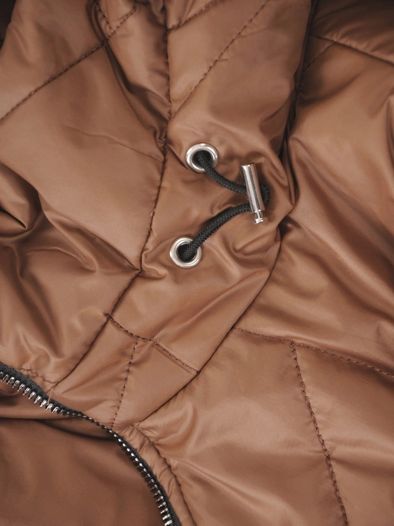 Ciepły płaszcz damski w kolorze beżowym – prosty fason na suwak ze ściągaczem przy kapturze 36418