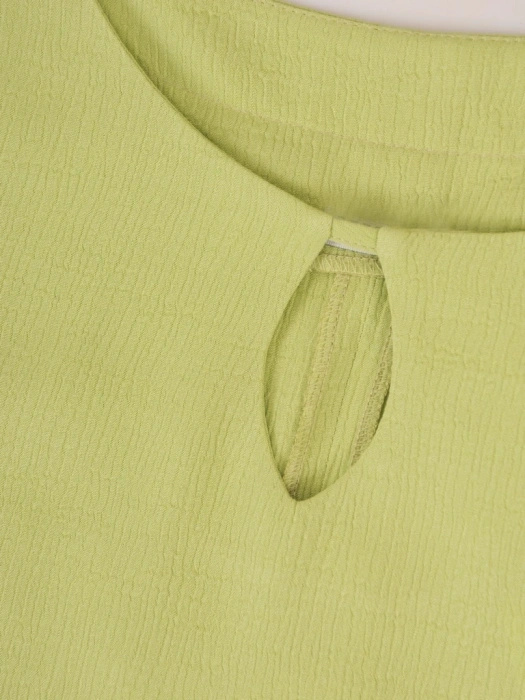 Wizytowa bluzka wiskozowa z falbaną limonka – luźny fason z rękawem kimono subtelnie tuszujący biodra 38523