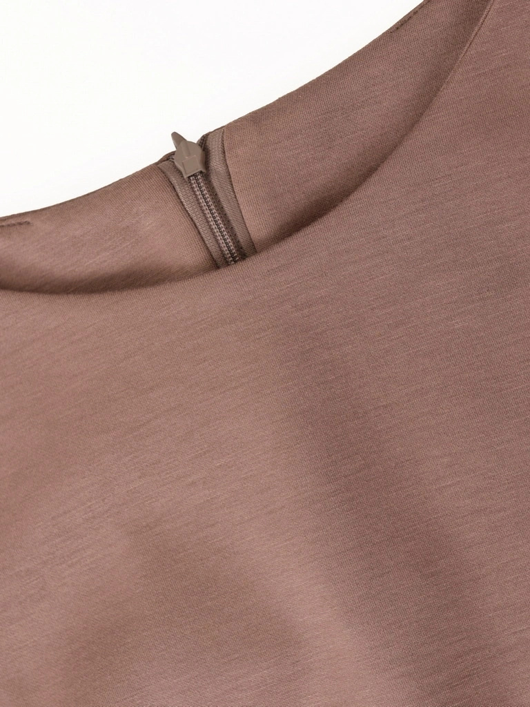 Prosta beżowa sukienka midi z rękawem 3/4 – modelujące zaszewki i elegancki dekolt łódka 40448