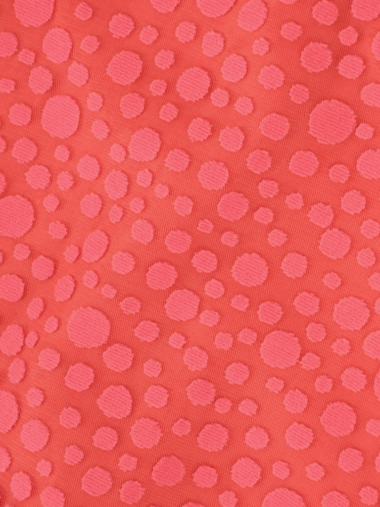 Wizytowa koralowa sukienka trapezowa w grochy – swobodny fason z rękawem 3/4 maskujący biodra 38222