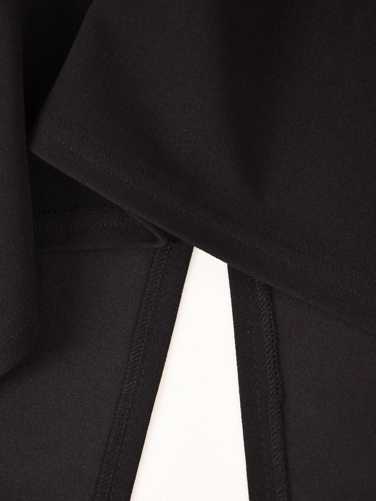 Elegancka sukienka sylwestrowa midi czarna ze złotem – prosty krój z modelującą baskinką 40594
