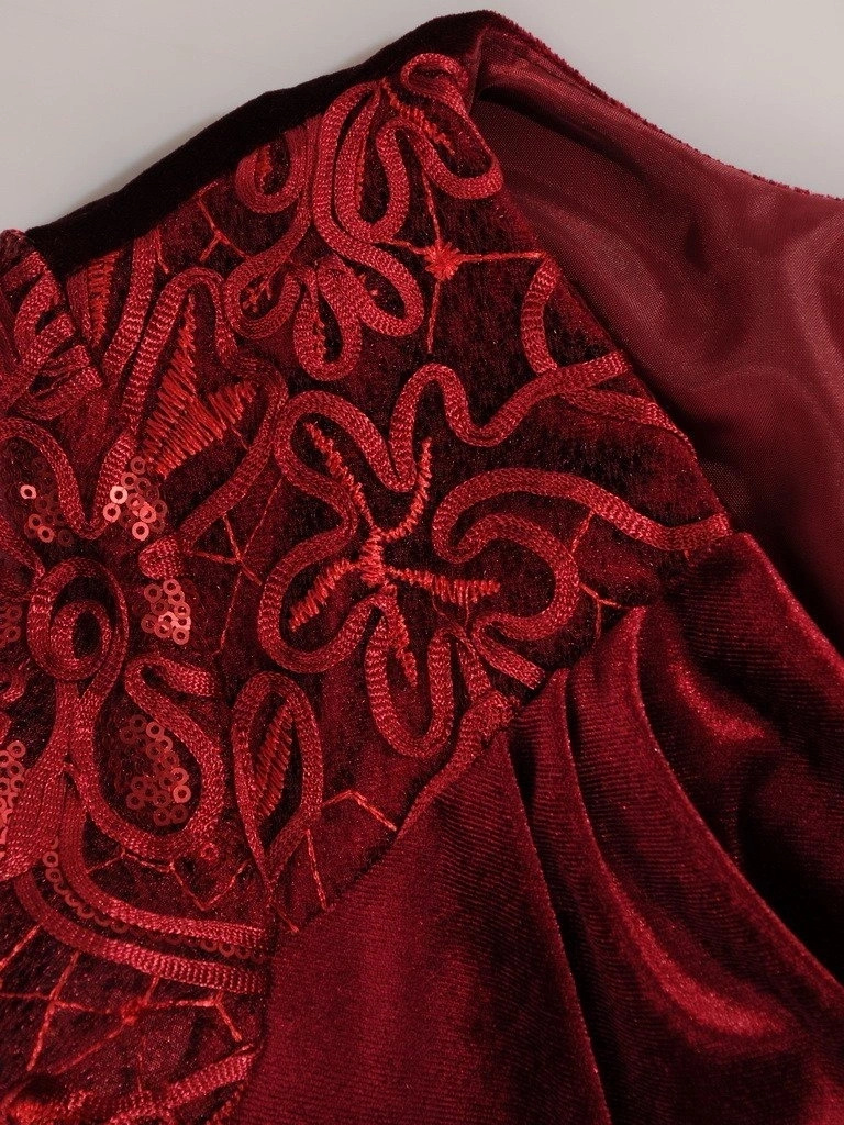 Elegancka bordowa sukienka wieczorowa kopertowa midi – efektowne cekinowe rękawy i modelujące marszczenie 18890