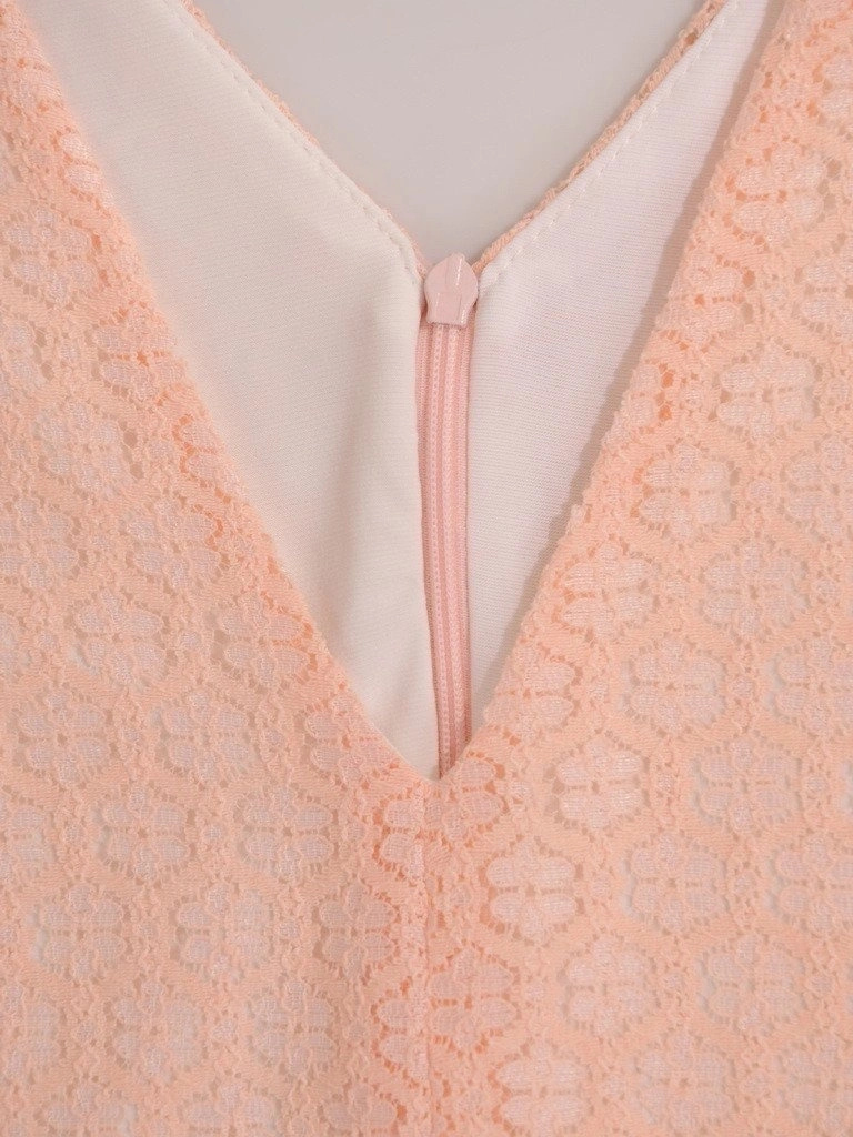 Elegancka różowa sukienka wizytowa w kwiaty – kobiecy model z dekoltem w serek i falbaną 21489