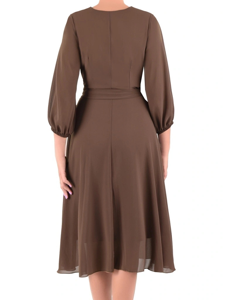 Elegancka brązowa sukienka midi z rękawem 3/4 – kopertowy dekolt i pas akcentujący talię 40247
