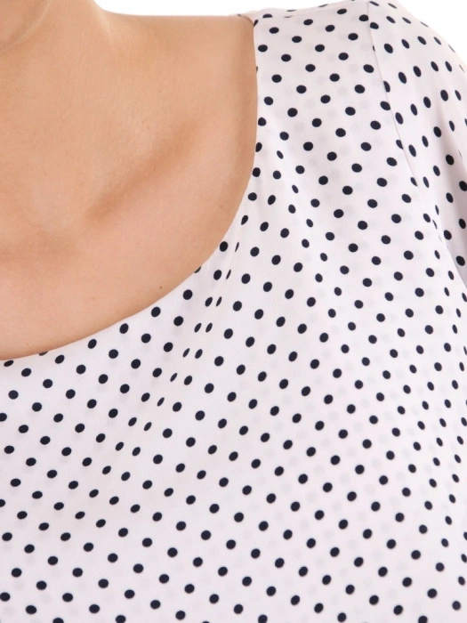 Elegancka sukienka trapezowa w groszki – zwiewny fason tuszujący niedoskonałości 38245