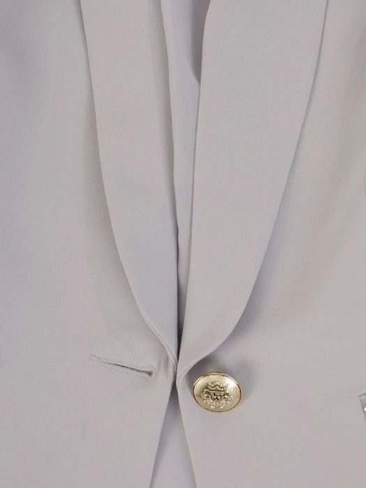 Elegancki szary żakiet damski do sukienki – prosty fason z biżuteryjnym zdobieniem 25760
