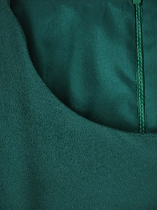 Elegancka sukienka rozkloszowana midi w tonacji butelkowej zieleni – zwiewna narzutka i ozdobne rozcięcia 39786