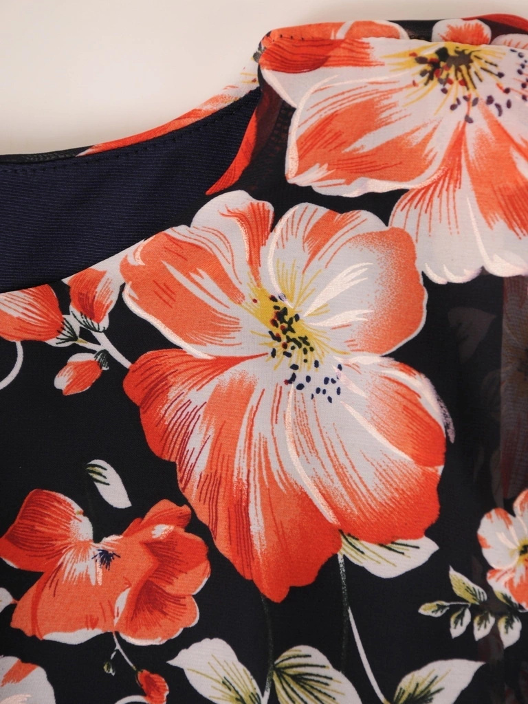 Klasyczna bluzka plus size z krótkim rękawem i kwiatowym wzorem – z fasonem prostym z narzutką, wysmuklająca sylwetkę 38535