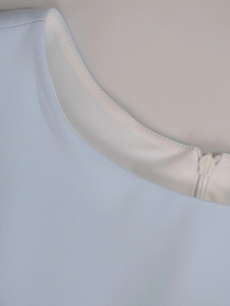Elegancka błękitna sukienka na wesele o prostym fasonie – ozdobna falbana modelująca sylwetkę 21541