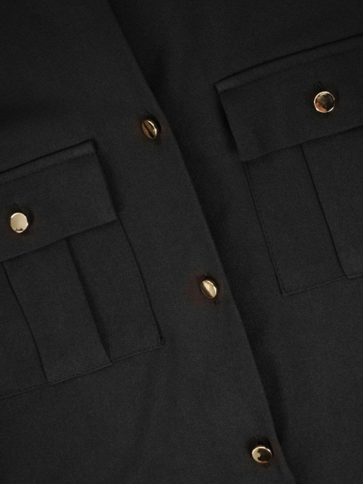 Elegancka czarna szmizjerka midi z paskiem i stójką – rozkloszowany dół akcentujący talię 34724