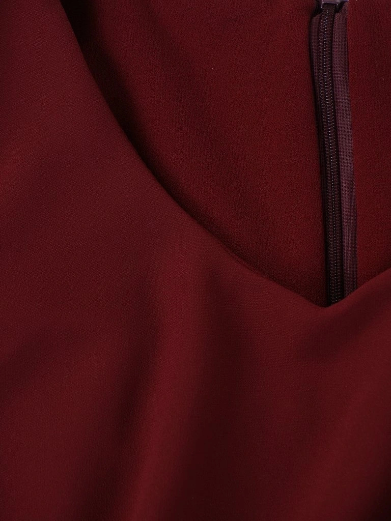 Elegancka bordowa sukienka na wesele i andrzejki – prosty krój ze zwiewnym okryciem ramion 14733