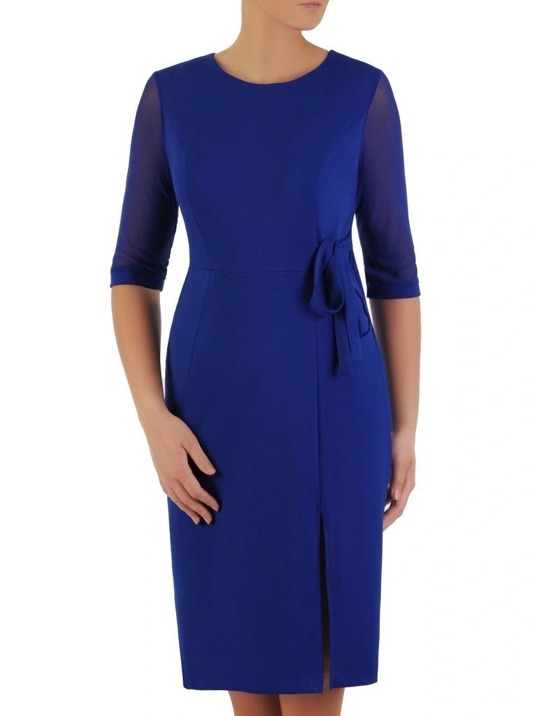 Elegancka sukienka koktajlowa midi w kolorze chabrowym – prosty fason modelujący talię wiązaniem 24420