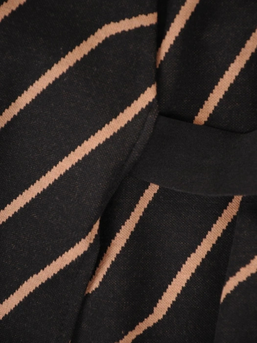 Elegancka czarna sukienka dzianinowa w paski – prosty fason wysmuklający sylwetkę 37001