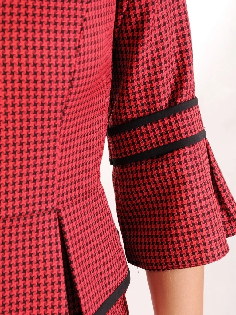 Elegancka sukienka midi w pepitkę o prostym kroju – kobieca baskinka i rękawy 3/4 z falbaną 34444