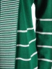 Elegancki sweter damski w paski z narzutką – prosty fason idealny na chłodne dni 38910