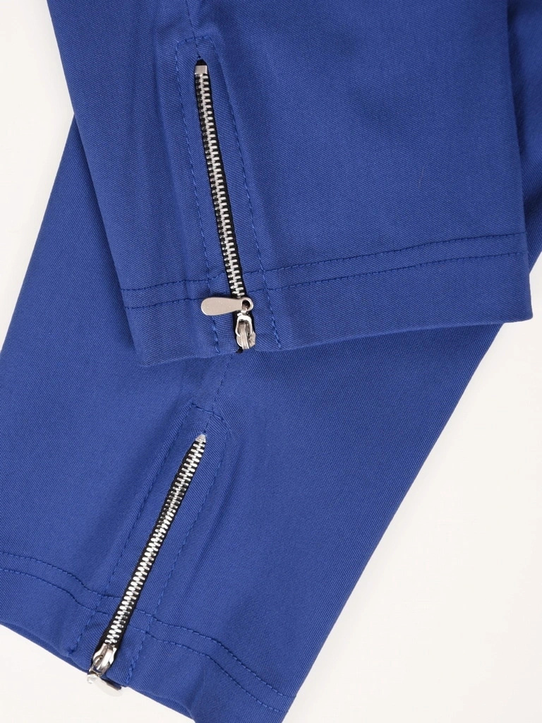 Eleganckie spodnie damskie na gumce chabrowe – dopasowany fason z suwakami modelujący sylwetkę 35350