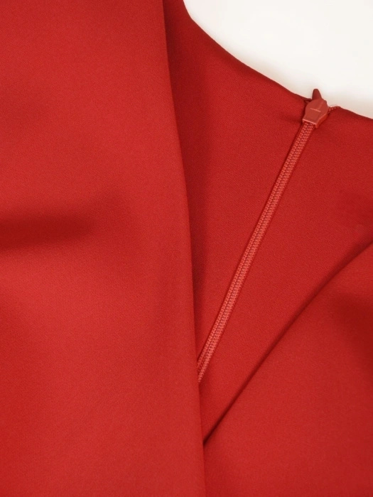 Elegancka czerwona suknia na sylwestra i studniówkę maxi – rozkloszowany dół z kobiecym rozcięciem 18617