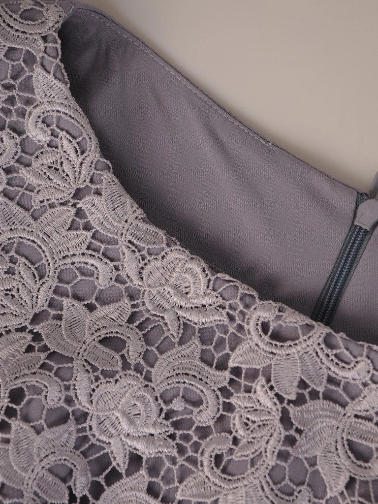 Popielata sukienka ołówkowa midi z baskinką – elegancki model na wesele pięknie modelujący sylwetkę 19962