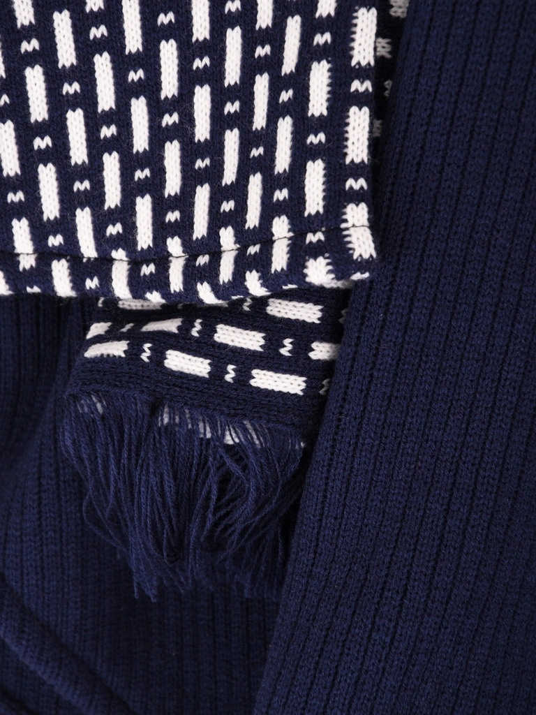 Granatowy sweter damski o luźnym kroju – efektowny dekolt z szalem i ozdobnym zapięciem 42163