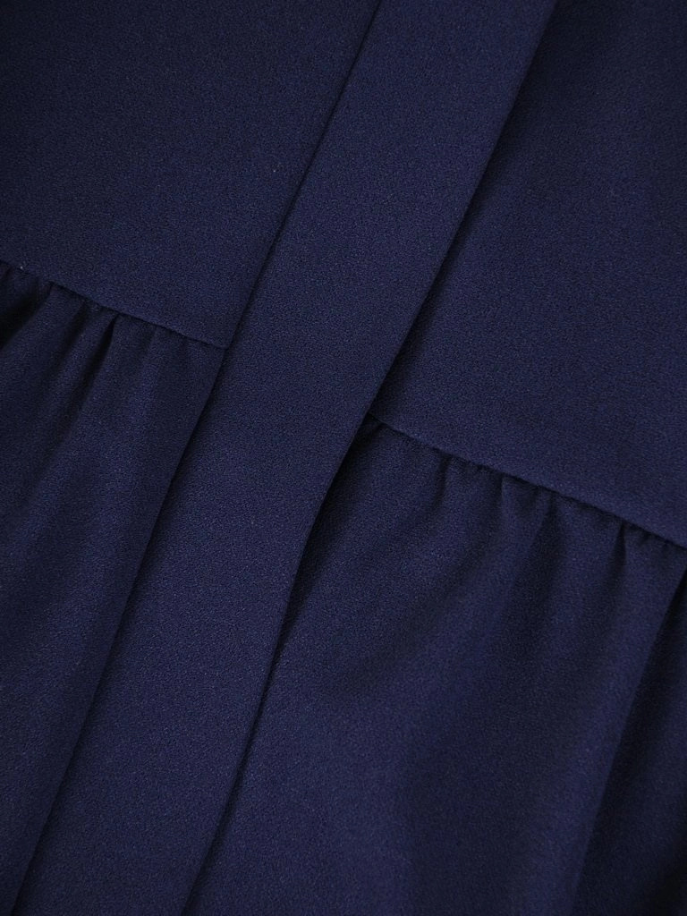 Granatowa sukienka trapezowa z falbanami – rozpinany przód i wysmuklający fason 27918